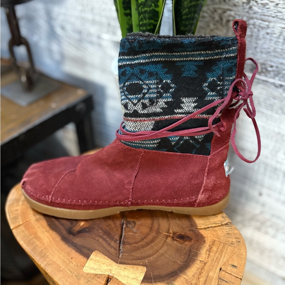 🏷 TOMS | Nepal Suede Boots w/ Faux Fur Lining - Womens 6.5, Red/Black/Blue - Picture 3 of 10